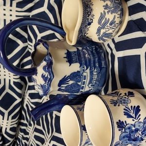 Set of tea pot,2 cups and creamer